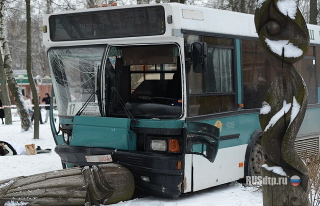 Автобус сбил двух женщин на тротуаре