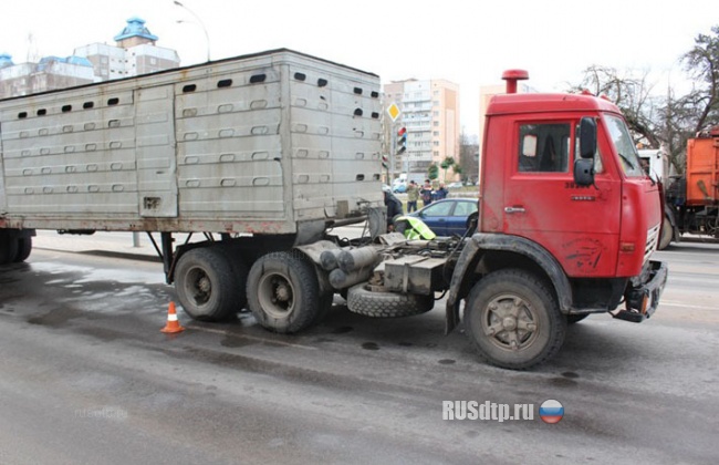 Под колесами КамАЗа оказалась 13-летняя девочка