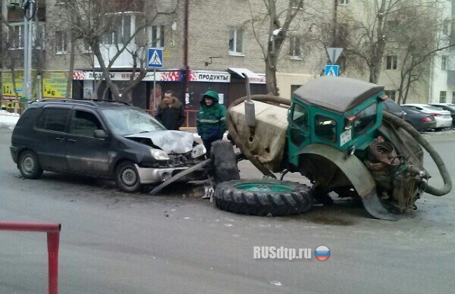 В Тюмени столкнулись трактор и Тойота