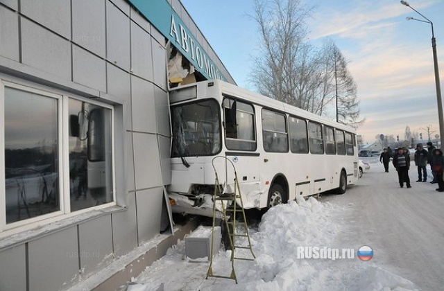 Врезалась в автобус