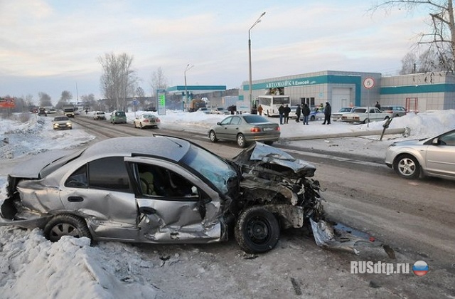 Врезалась в автобус