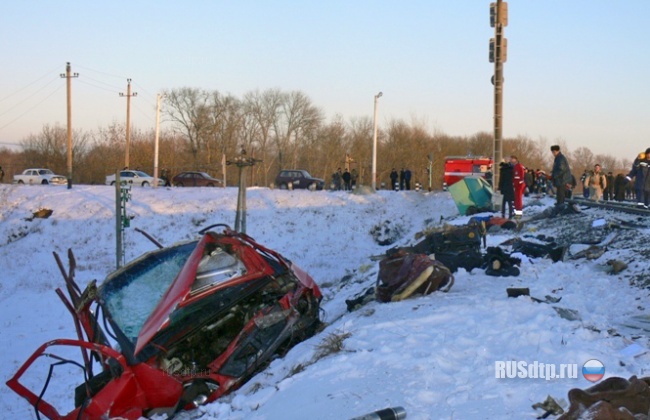 На Украине при столкновении автобуса с поездом погибли 12 человек (фото)