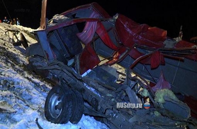На Украине при столкновении автобуса с поездом погибли 12 человек (фото)