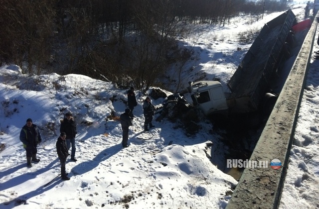 В жуткой аварии под Краснодаром погиб водитель грузовика