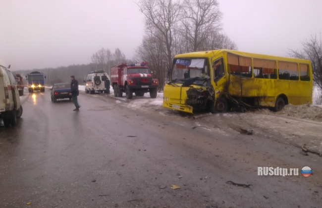 В Ивановской области столкнулись автобус и внедорожник