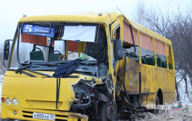 В Ивановской области столкнулись автобус и внедорожник