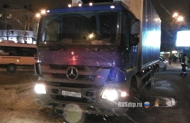 В Тюмени при столкновении грузовика с автобусом погибли 2 человека