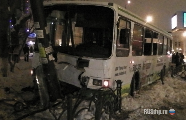 В Тюмени при столкновении грузовика с автобусом погибли 2 человека