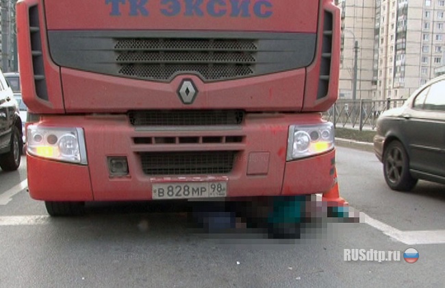 В Санкт- Петербурге под колесами погибла женщина