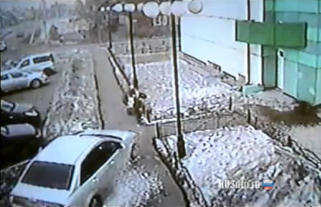 В Абакане водитель на тротуаре сбил маму с двумя детьми (фото, видео)