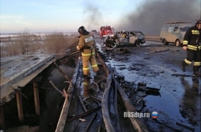 В Самарской области в результате ДТП фура упала с моста (фото, видео)
