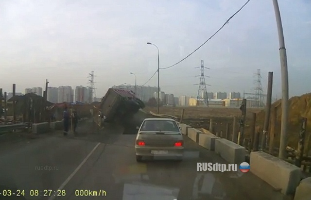 В Люберцах грузовик раздавил легковушку (фото, видео)