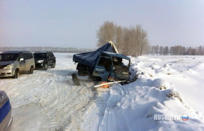 Под Новосибирском столкнулись три грузовика