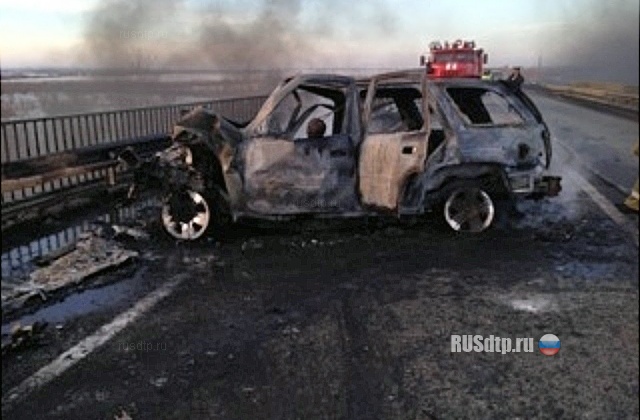 В Самарской области в результате ДТП фура упала с моста (фото, видео)