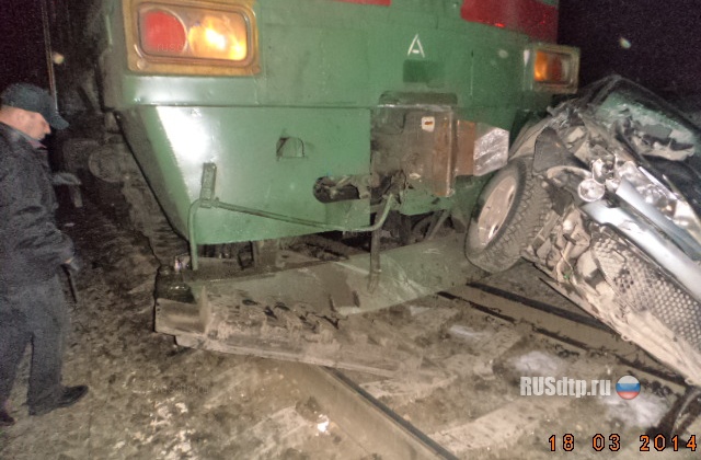 Под Котласом пассажирский поезд столкнулся с автомобилем