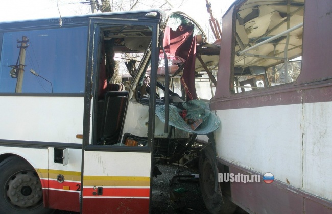 В ДТП с участием троллейбуса и автобуса погибли 3 человека