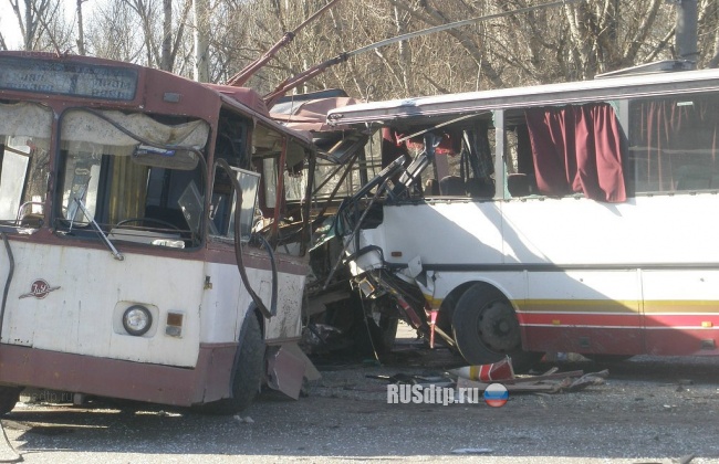 В ДТП с участием троллейбуса и автобуса погибли 3 человека