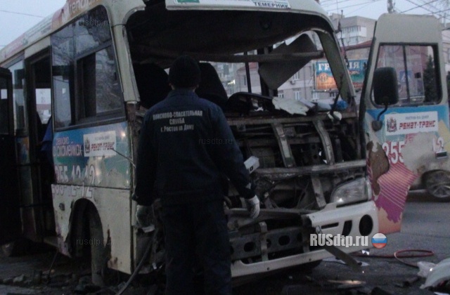 В Ростове маршрутка врезалась в столб