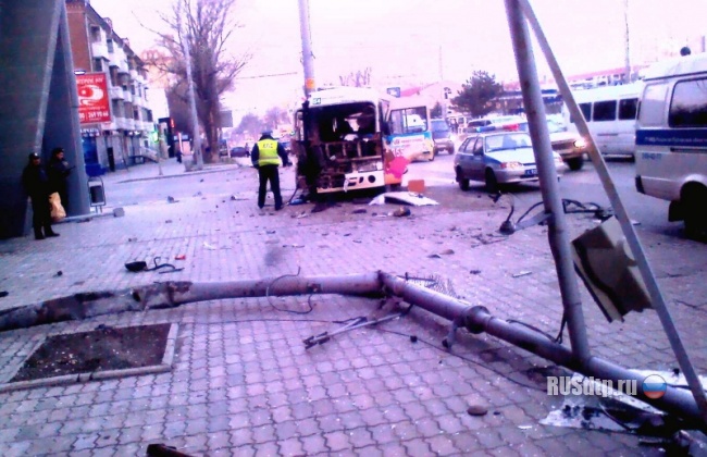 В Ростове маршрутка врезалась в столб