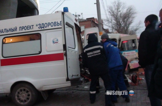 В Ростове маршрутка врезалась в столб