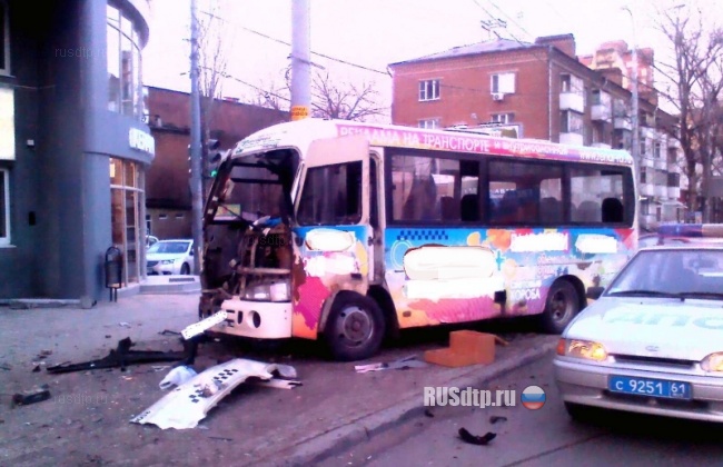 В Ростове маршрутка врезалась в столб