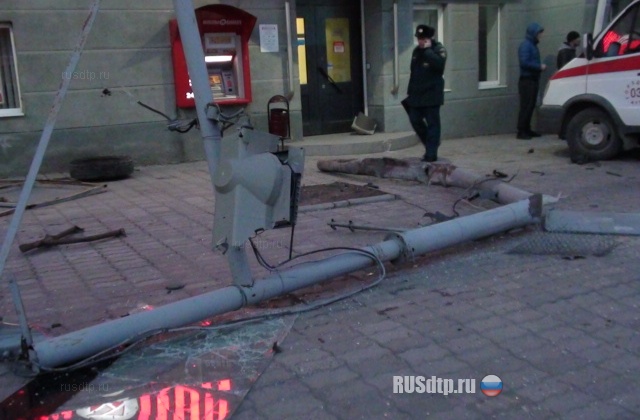 В Ростове маршрутка врезалась в столб