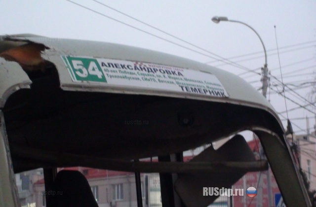 В Ростове маршрутка врезалась в столб