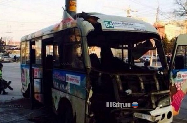 В Ростове маршрутка врезалась в столб