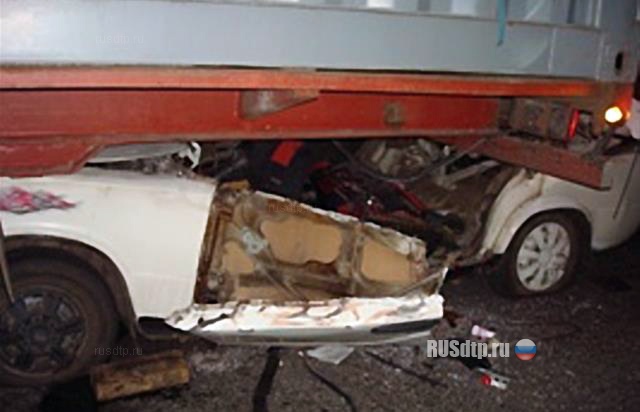 Двое погибли при столкновении «Жигулей» с грузовиком