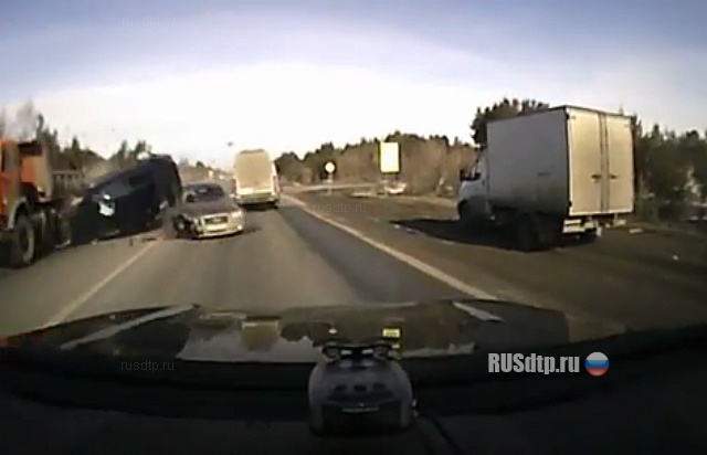 Под Сургутом из-за лихача столкнулись 6 автомобилей (фото, видео)