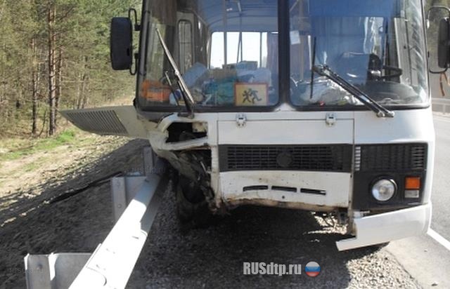 В Калужской области «Renault Logan» столкнулся со школьным автобусом