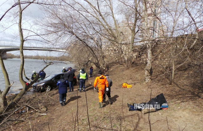 В Москве в реку упала машина