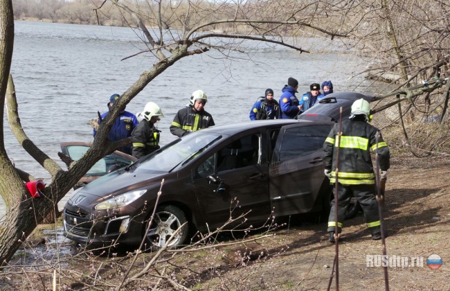 В Москве в реку упала машина
