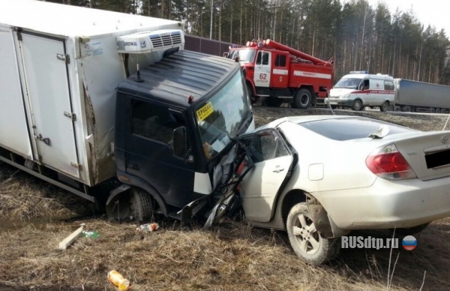 Водитель «Тойоты» погиб при столкновении с грузовиком на ЕКАД