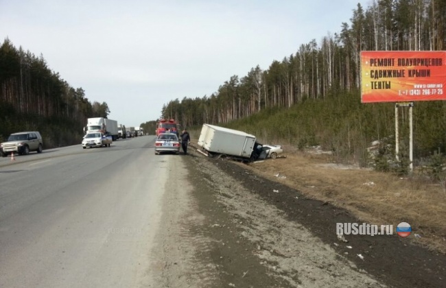 Водитель «Тойоты» погиб при столкновении с грузовиком на ЕКАД