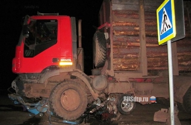 В Иркутской области лесовоз раздавил легковушку