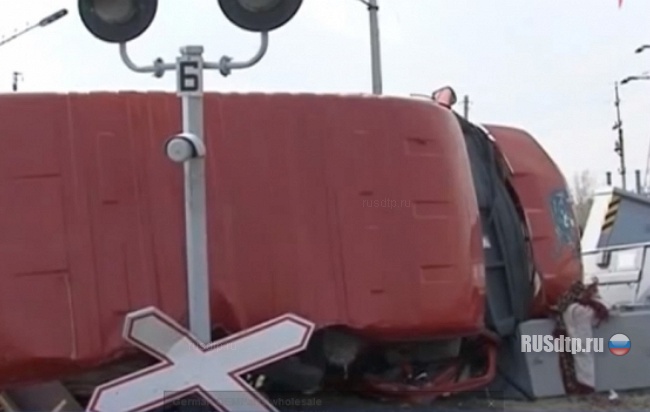 В Павлодарской области столкнулись микроавтобус и тепловоз