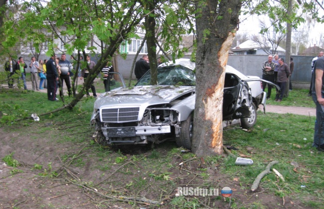 Mercedes влетел в дерево &#8212; погибли 5 человек
