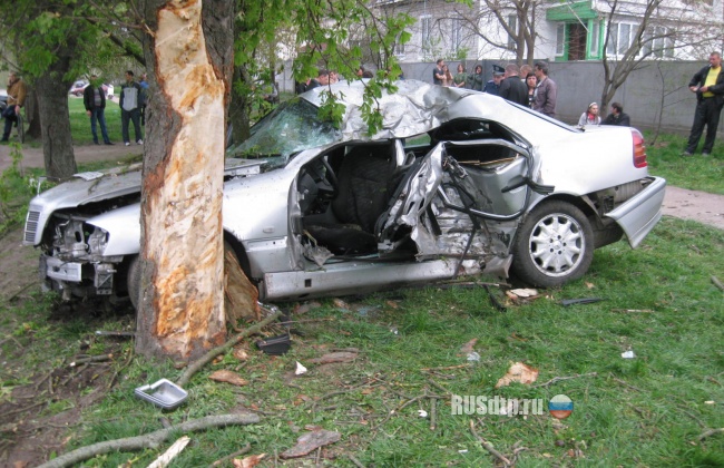 Mercedes влетел в дерево &#8212; погибли 5 человек