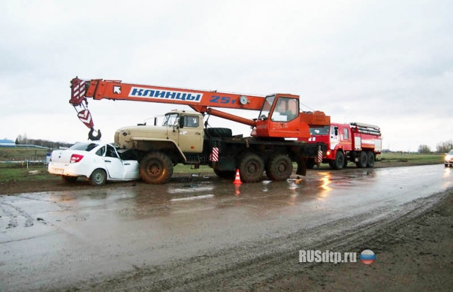 Двое погибли при столкновении с автокраном в Самарской области