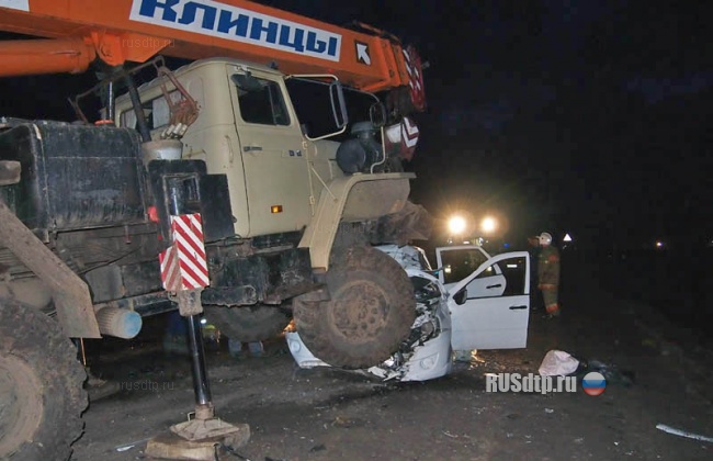 Двое погибли при столкновении с автокраном в Самарской области