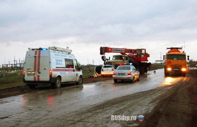 Двое погибли при столкновении с автокраном в Самарской области