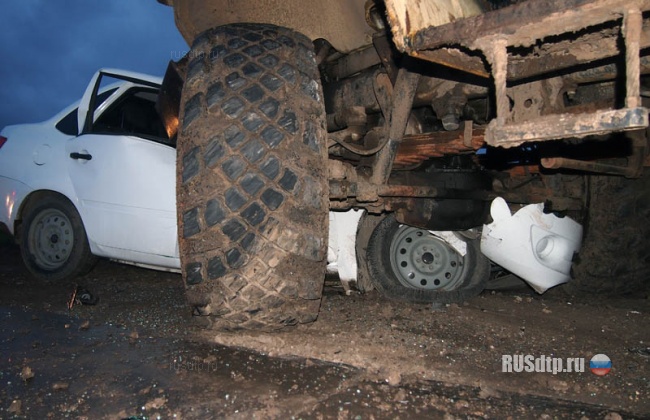 Двое погибли при столкновении с автокраном в Самарской области