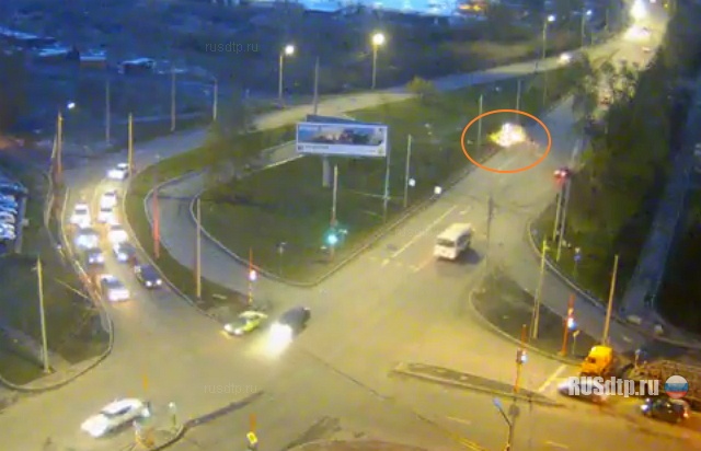 В Красноярске Тойота врезалась в столб