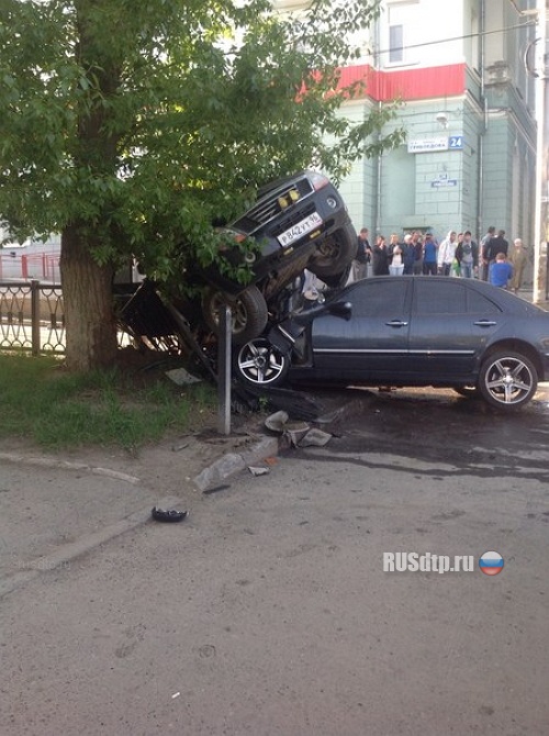 В Екатеринбурге столкнулись Mercedes и Derways
