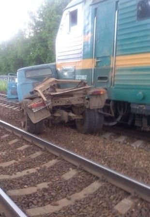 В Подмосковье поезд столкнулся с грузовиком