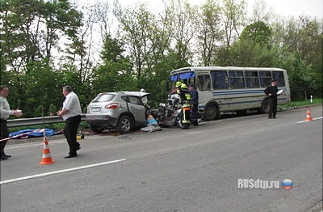 Nissan Qashqai столкнулся с автобусом: погибли 4 человека