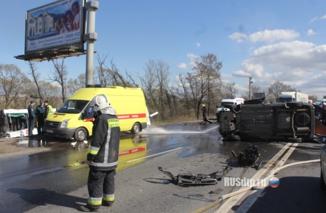 При столкновении автобуса и автомобиля в Петербурге погибли 2 человека