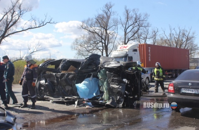 При столкновении автобуса и автомобиля в Петербурге погибли 2 человека