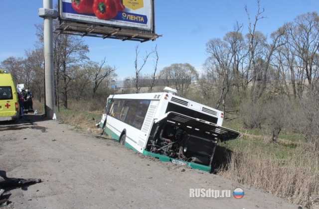 При столкновении автобуса и автомобиля в Петербурге погибли 2 человека